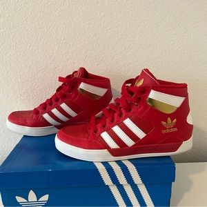ADIDAS HARD COURT Hi Top Youth Shoes 4.5 Women’s Size 6.5 
Red White Gold FV5733